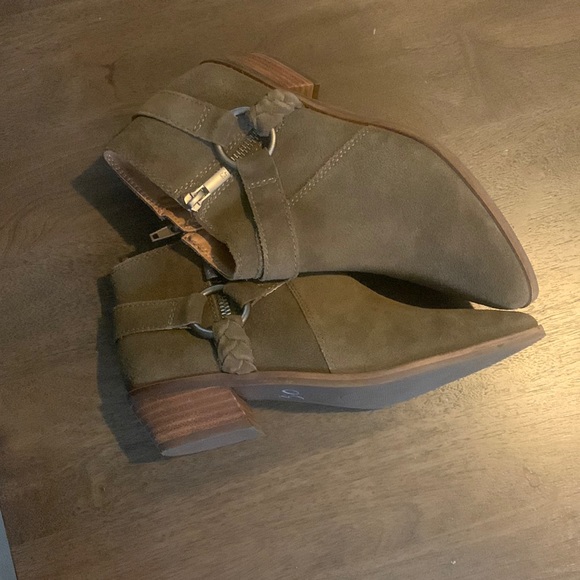 Lucky Brand Enitha Ankle Boot color  Antique Green new without box size 6 - Picture 8 of 12